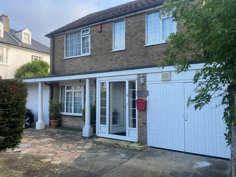 Image 1:4 bedroom Detached house to rent