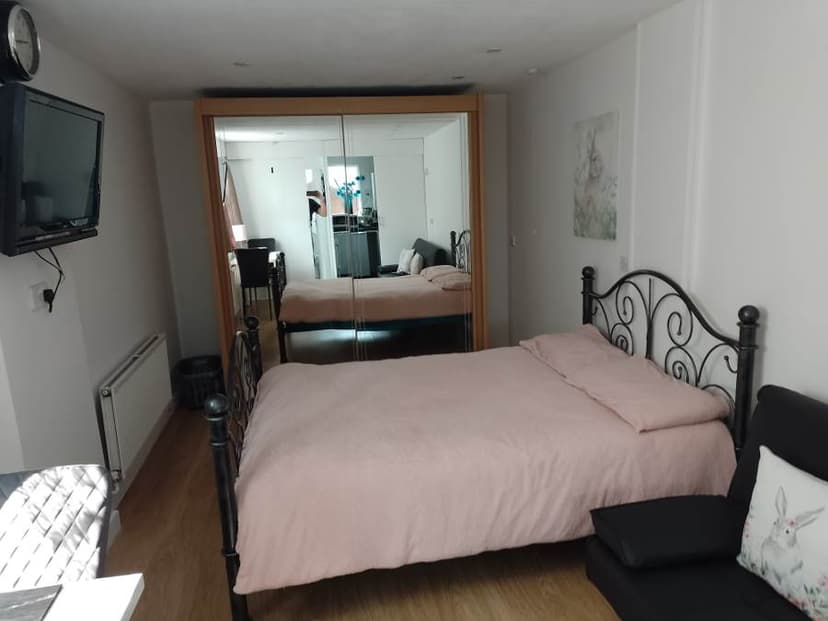 Image 3: Studio to rent
