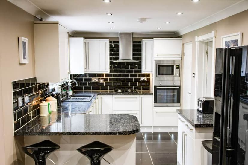 Image 2:4 bedroom End-of-terrace house to rent