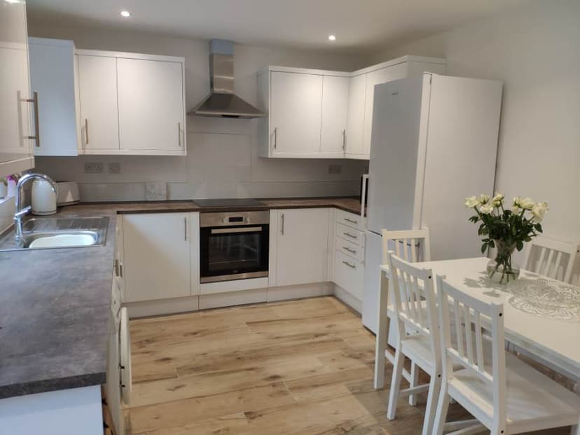 Image 1:4 bedroom Semi-detached house to rent