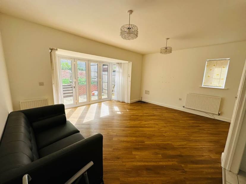 Image 2:5 bedroom Detached house to rent