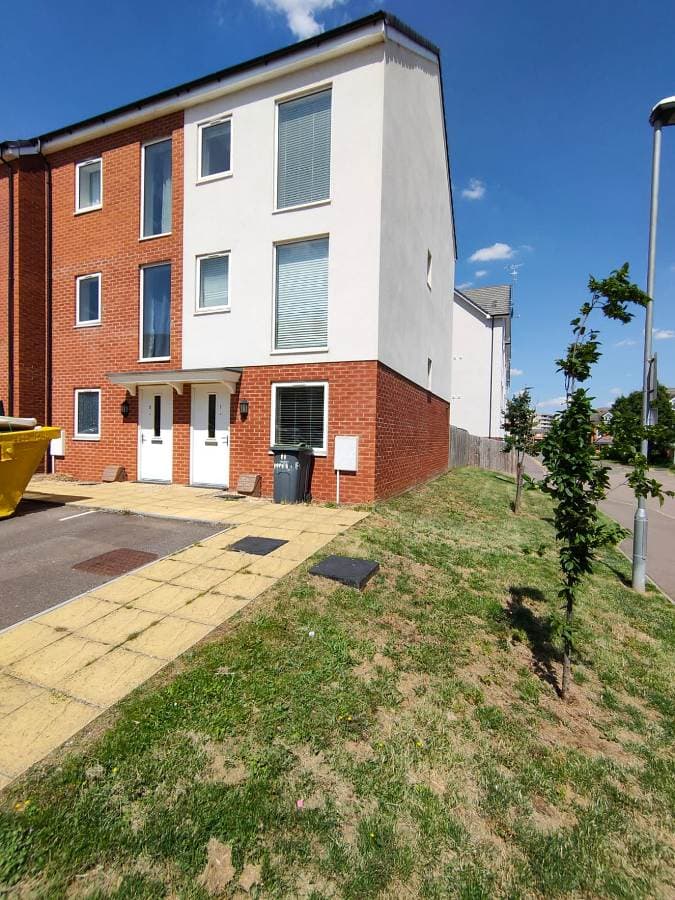 Image 1:4 bedroom Semi-detached house to rent