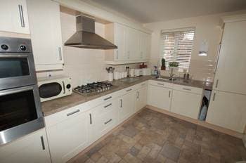 Image 2:4 bedroom End-of-terrace house to rent