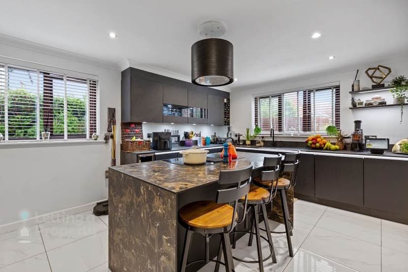 Image 3:4 bedroom Detached house to rent