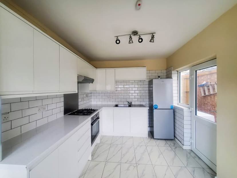 Image 2:3 bedroom Maisonette to rent