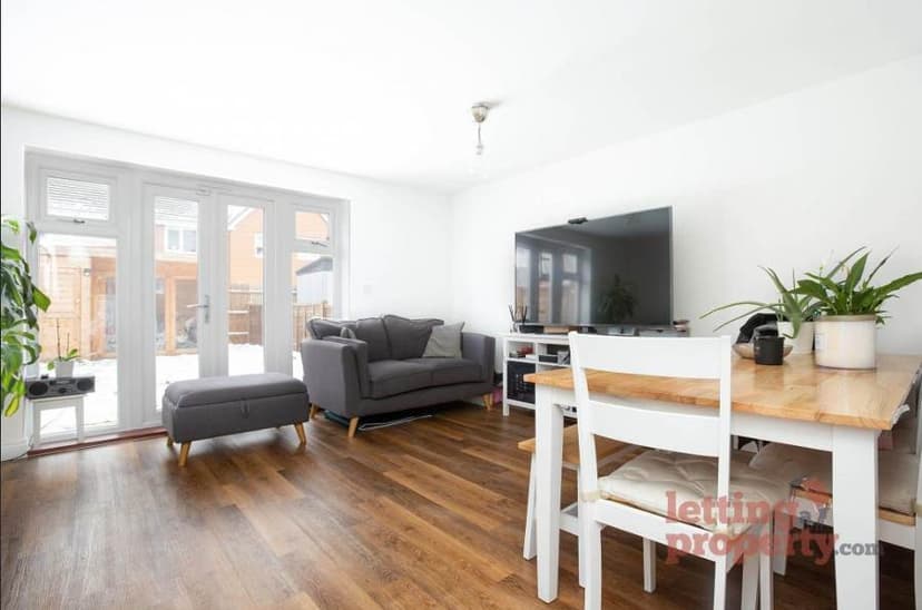 Image 2:4 bedroom End-of-terrace house to rent