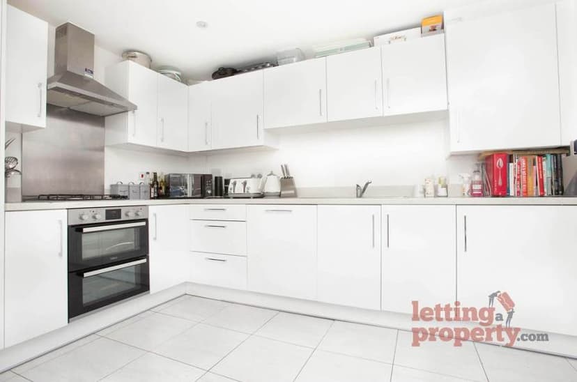 Image 1:4 bedroom End-of-terrace house to rent