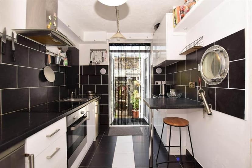 Image 1:2 bedroom Maisonette to rent