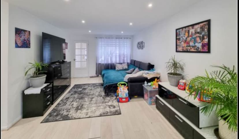 Image 2:4 bedroom Semi-detached house to rent