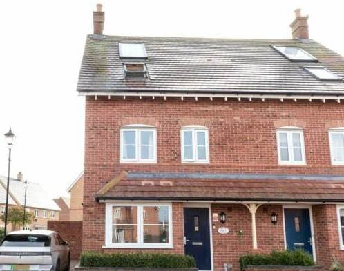 Image 1:4 bedroom End-of-terrace house to rent