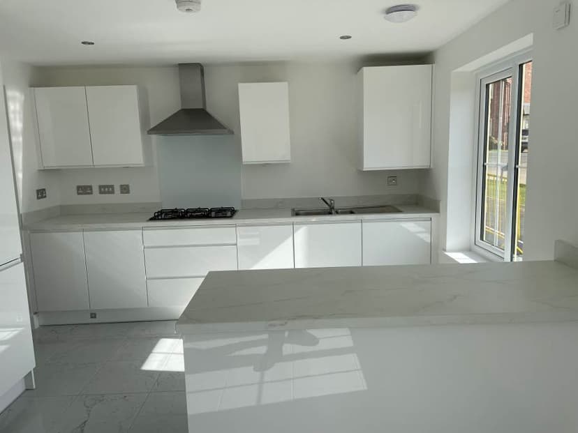 Image 2:4 bedroom Detached house to rent