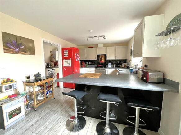 Image 2:5 bedroom Detached house to rent