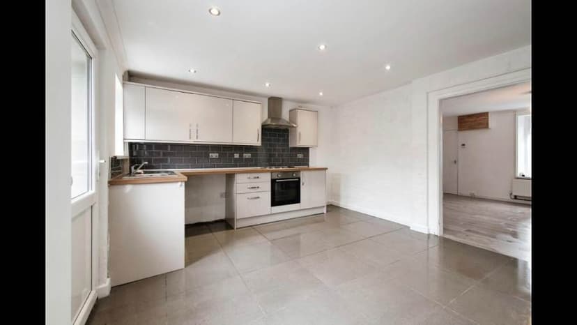 Image 2:3 bedroom End-of-terrace house to rent