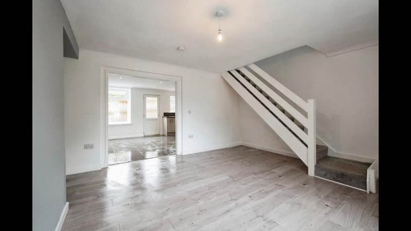 Image 1:3 bedroom End-of-terrace house to rent