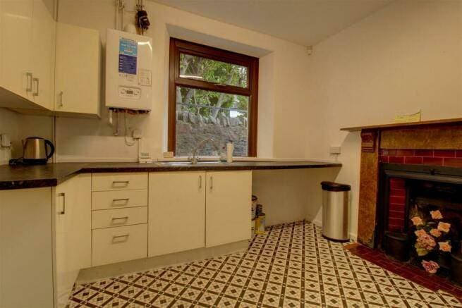 Image 2:4 bedroom End-of-terrace house to rent