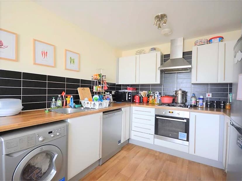 Image 2:4 bedroom Semi-detached house to rent