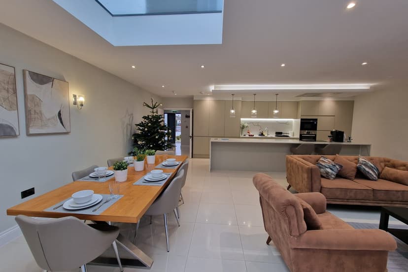 Image 2:5 bedroom Semi-detached bungalow to rent