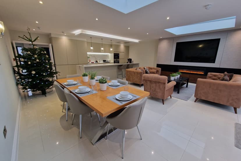 Image 3:5 bedroom Semi-detached bungalow to rent