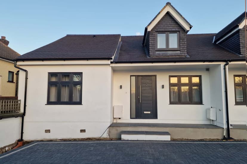 Image 1:5 bedroom Semi-detached bungalow to rent