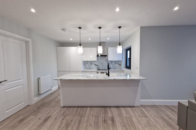 Image 3:5 bedroom Semi-detached bungalow to rent