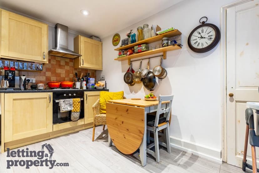 Image 3:2 bedroom Maisonette to rent