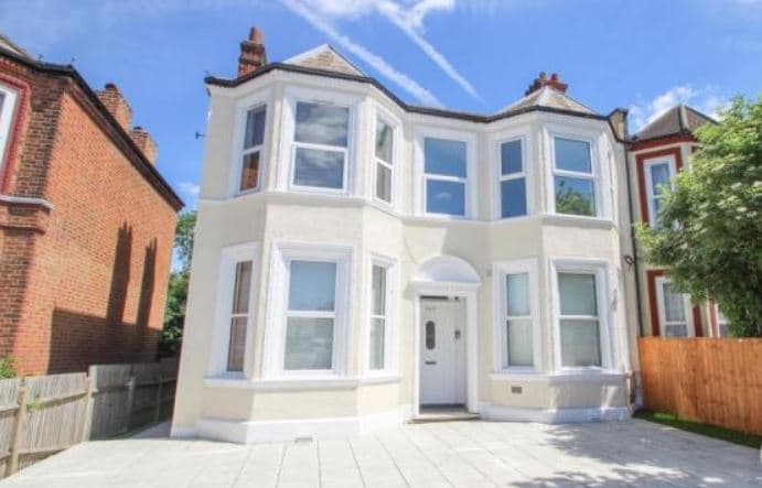 Image 1: Studio Flat to rent