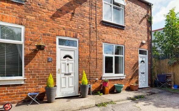 Image 1:2 bedroom End-of-terrace house to rent