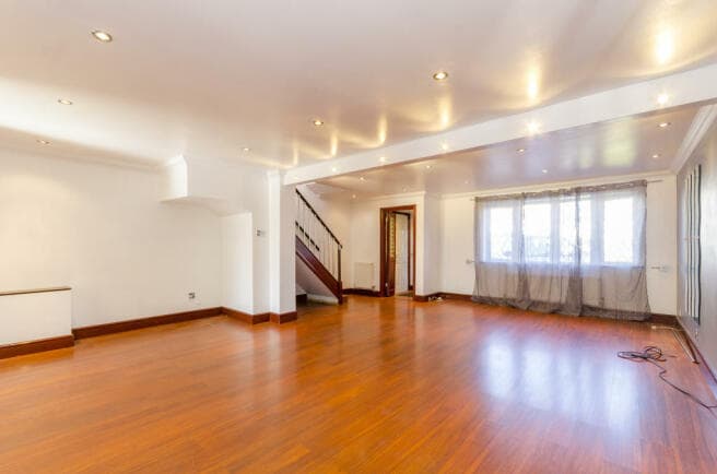 Image 2:4 bedroom Detached house to rent