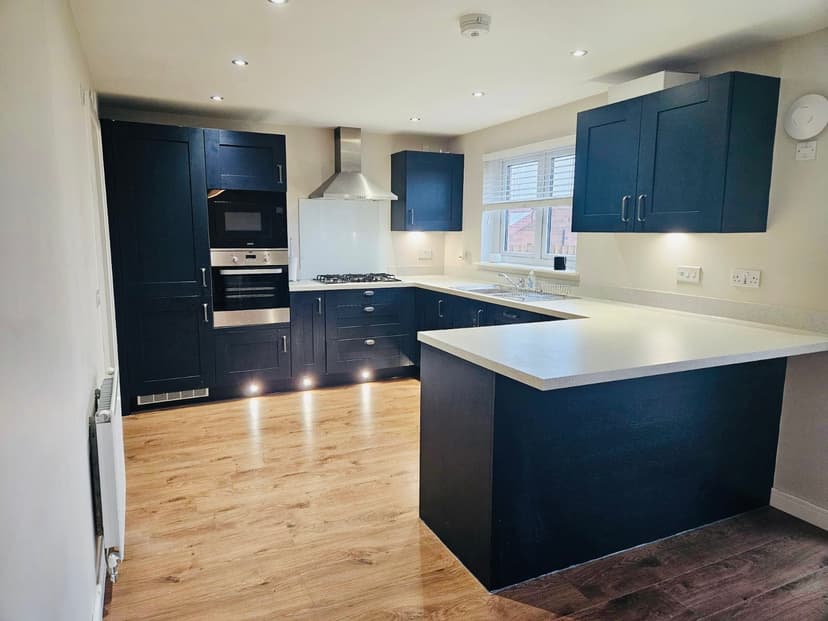 Image 2:4 bedroom Detached house to rent