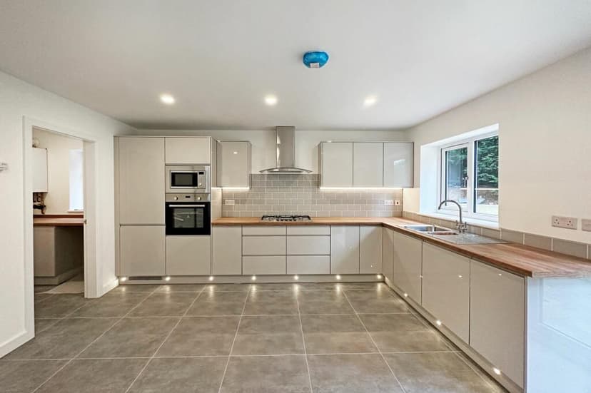 Image 2:4 bedroom Bungalow to rent