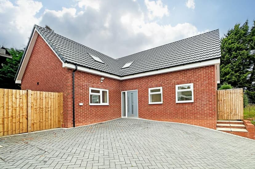 Image 1:4 bedroom Bungalow to rent