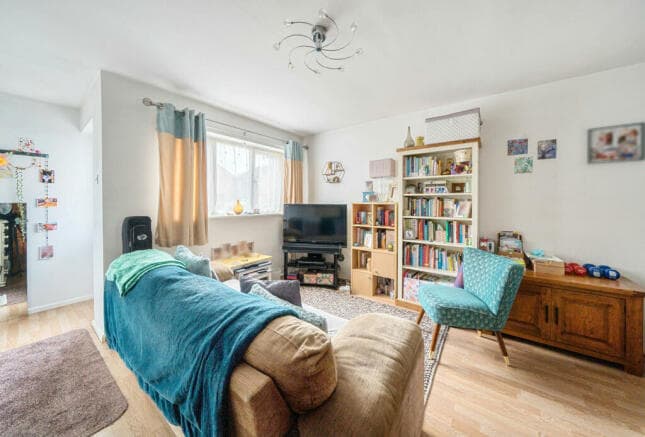 Image 1:1 bedroom Ground floor flat to rent