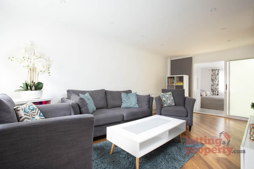 Image 1:4 bedroom Semi-detached house to rent