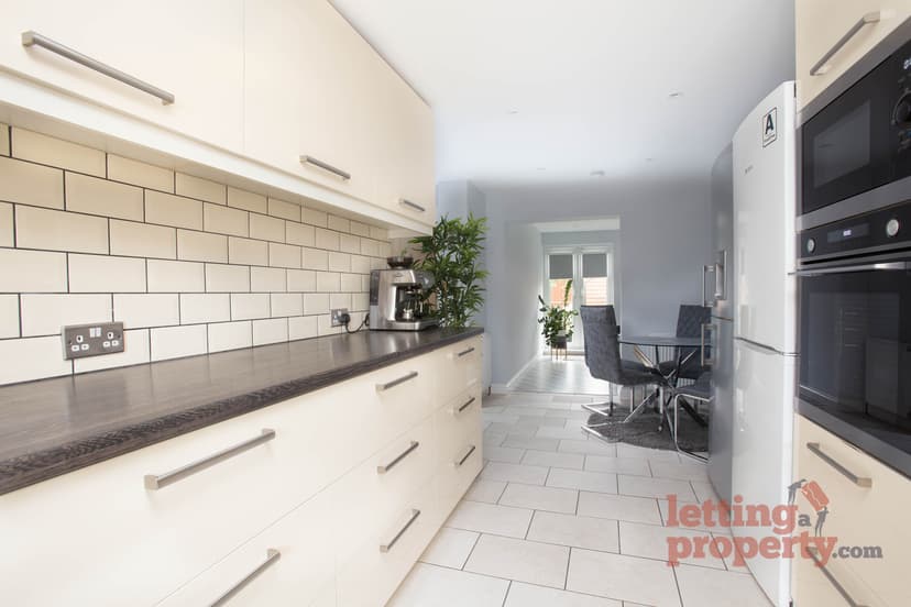 Image 2:4 bedroom Semi-detached house to rent