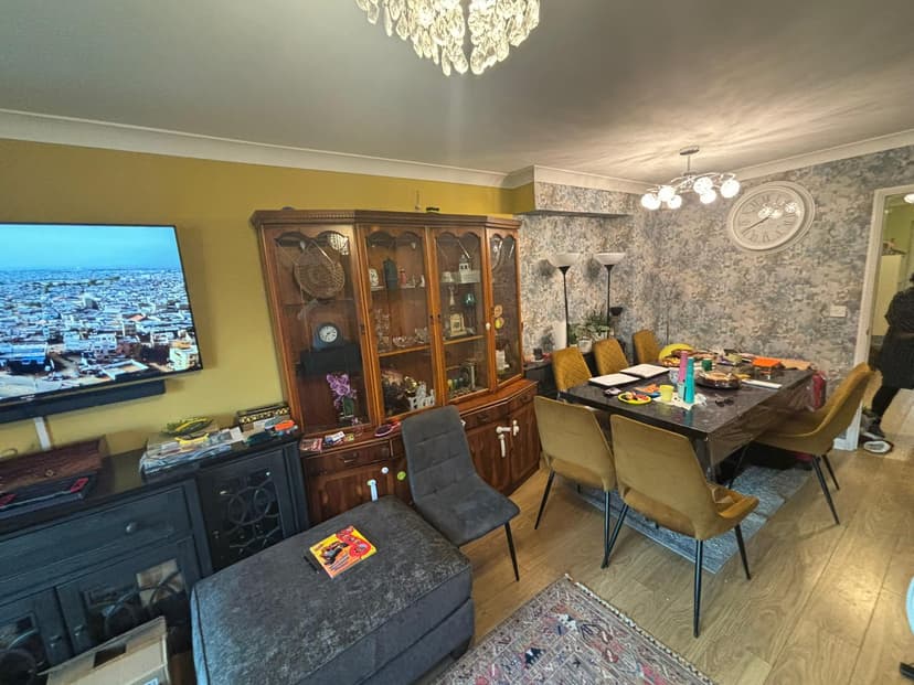 Image 1:4 bedroom Semi-detached house to rent