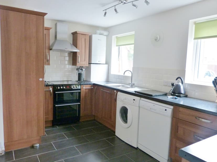 Image 1:2 bedroom End-of-terrace house to rent