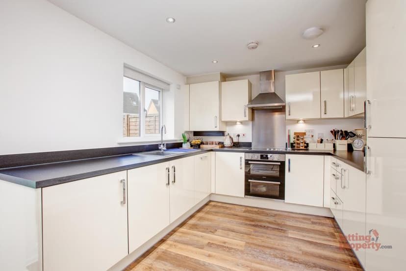 Image 2:4 bedroom Detached house to rent