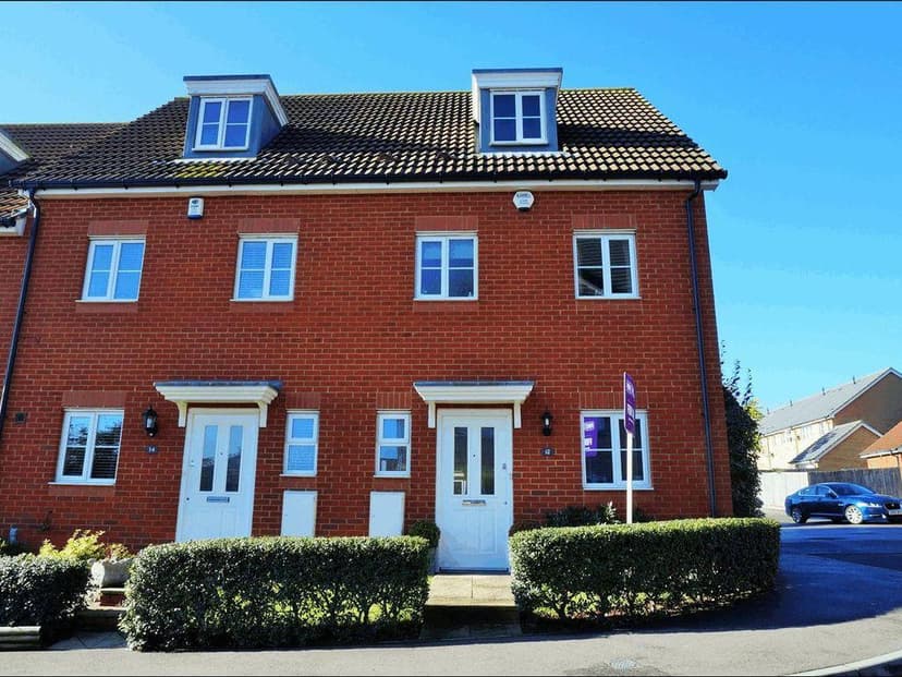 Image 1:4 bedroom End-of-terrace house to rent