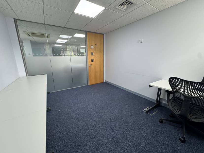 Image 2:1 bedroom Office to rent