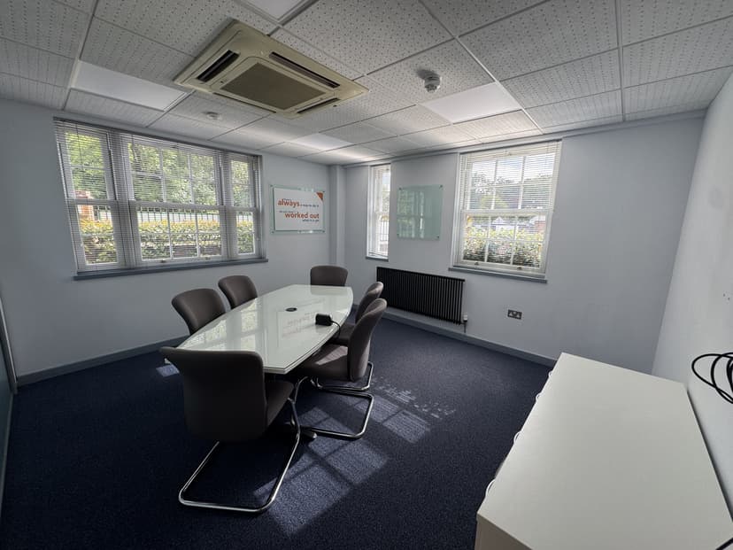 Image 1:1 bedroom Office to rent