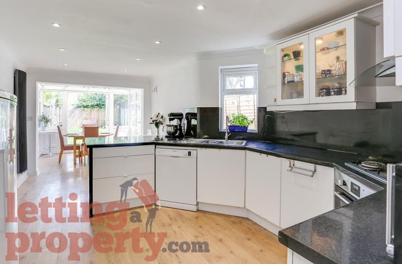 Image 2:4 bedroom End-of-terrace house to rent