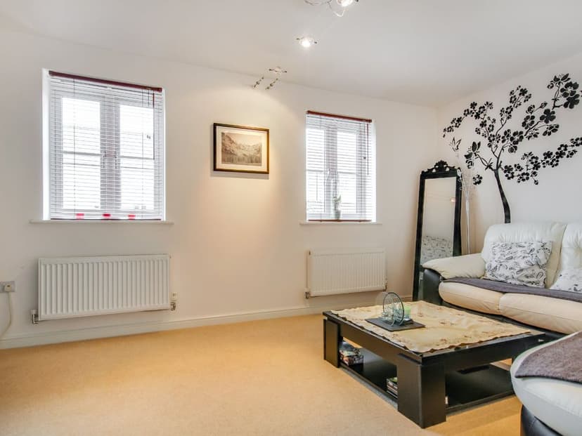 Image 2:4 bedroom Semi-detached house to rent