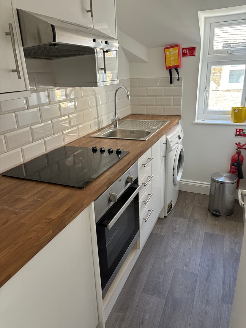 Image 3: Studio Flat to rent