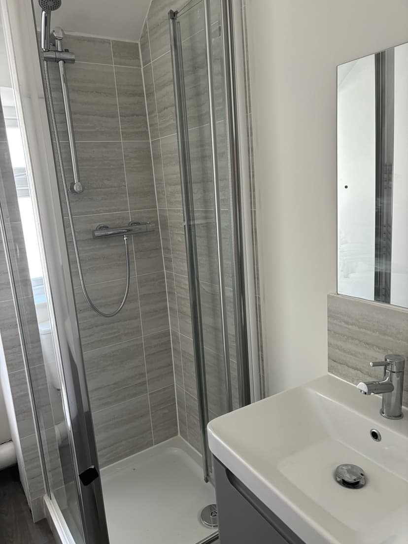 Image 1: Studio Flat to rent