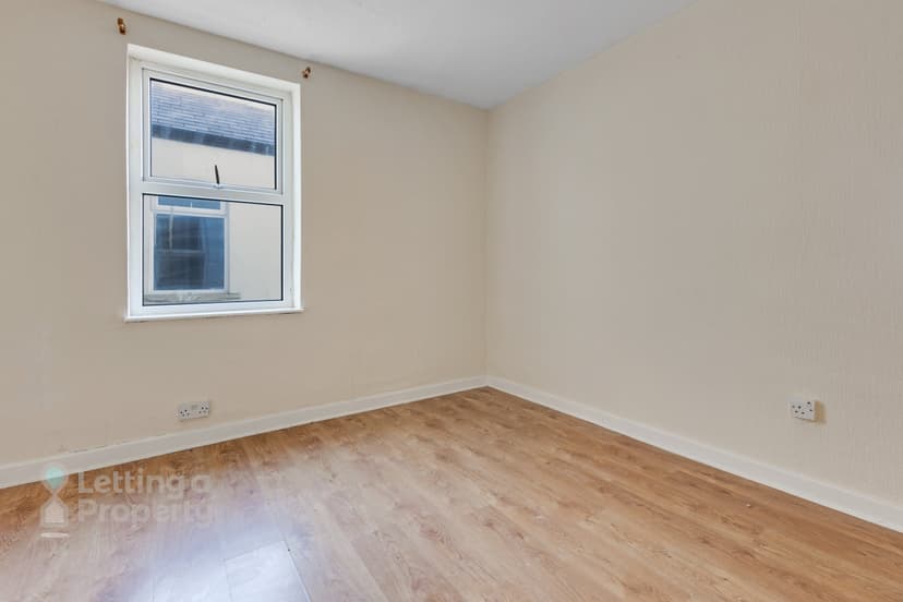 Image 2: Studio Apartment or flat to rent