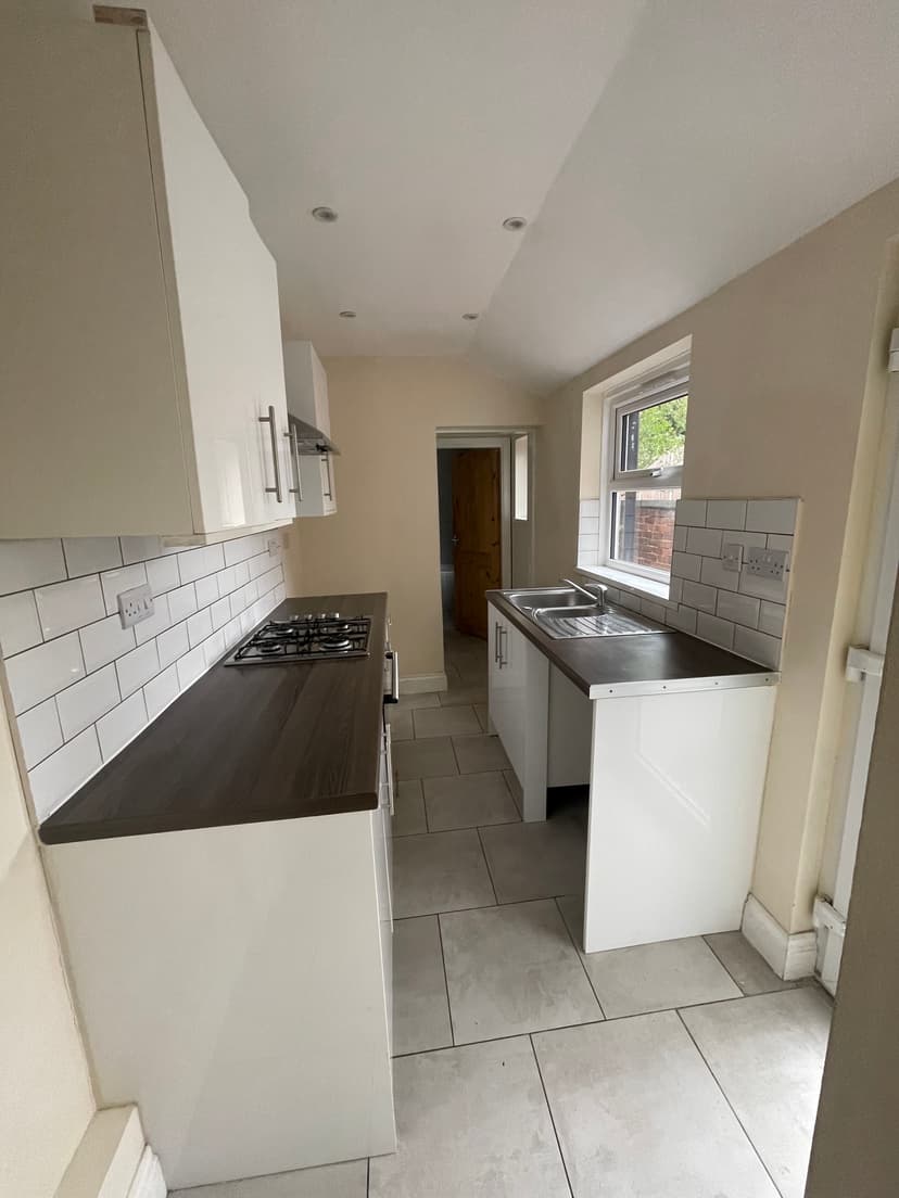 Image 2:2 bedroom End-of-terrace house to rent
