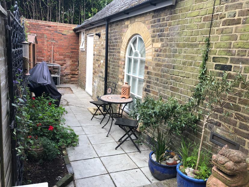 Image 1:1 bedroom Detached house to rent