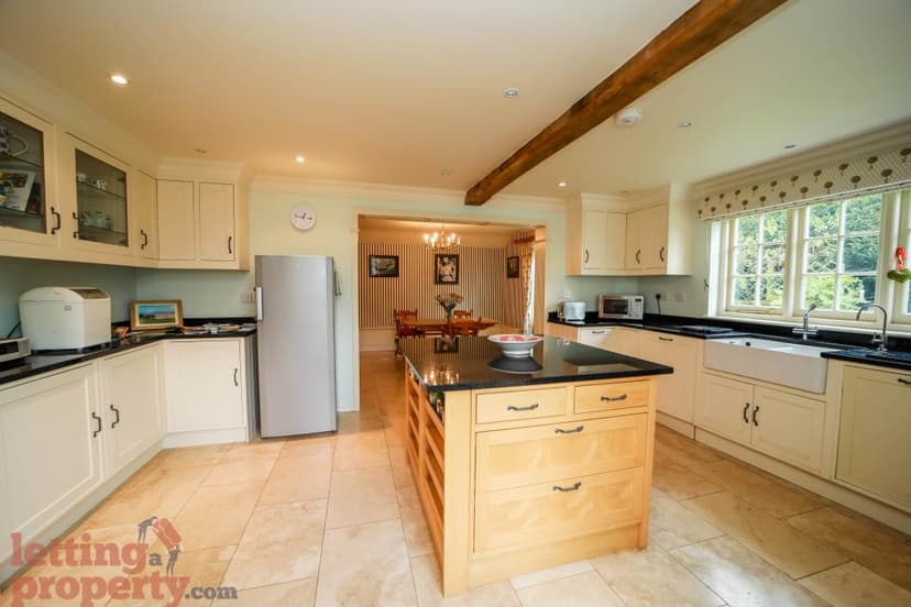 Image 2:4 bedroom Detached house to rent