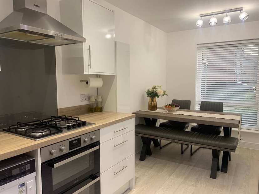 Image 1:4 bedroom Semi-detached house to rent