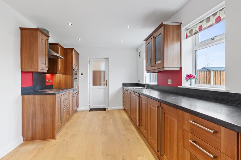 Image 2:4 bedroom Detached house to rent